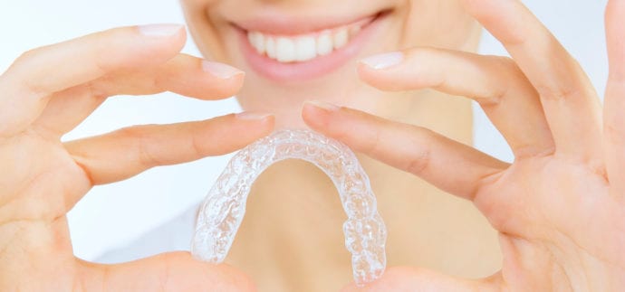 Auf vollständig gereinigten Zähnen kann das später eingesetzte Bleaching-Mittel seine Wirkung komplett entfalten, da es einfacher in den Zahnschmelz eindringen kann.