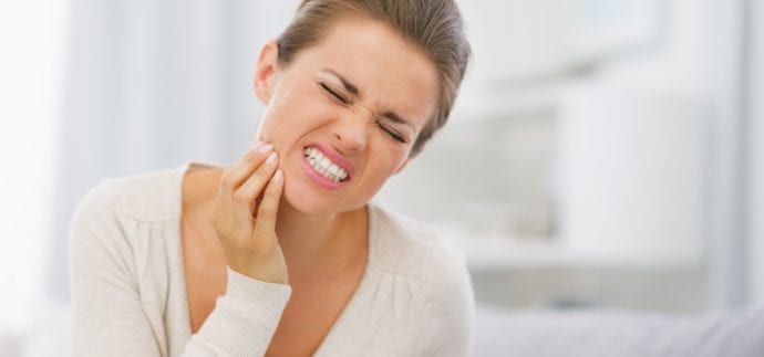 Ihr Zahnarzt kann Ihnen bei überempfindlichen Zähnen nach dem Home-Bleaching mit Kaliumnitrat-Gelen oder einem farblosen Fluoridlack weiterhelfen.