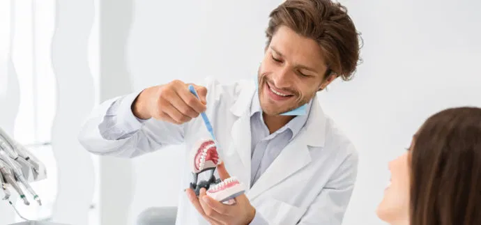 Die Wirkstoffe des Gels von Bleaching Stiften dringen in den Zahnschmelz ein und verändern dort in einem chemischen Prozess (Oxidation) die Farbmoleküle. Die Wirkstoffe des Gels von Bleaching Stiften dringen in den Zahnschmelz ein und verändern dort in einem chemischen Prozess (Oxidation) die Farbmoleküle.