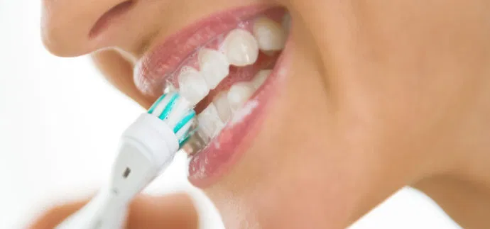 Ultraschall-Zahnbürsten sind normalen Handzahnbürsten weit überlegen und können wertvolle Dienste leisten. Ultraschall-Zahnbürsten sind normalen Handzahnbürsten weit überlegen und können wertvolle Dienste leisten.