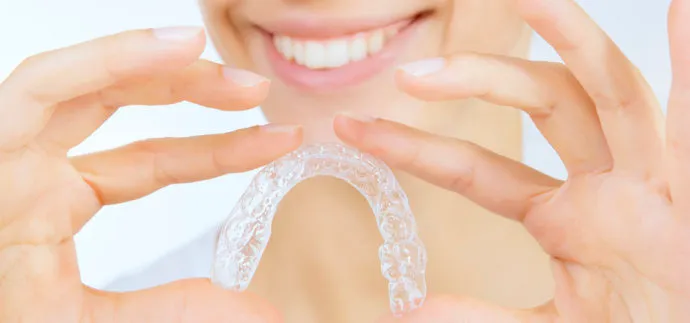 Auf vollständig gereinigten Zähnen kann das später eingesetzte Bleaching-Mittel seine Wirkung komplett entfalten, da es einfacher in den Zahnschmelz eindringen kann.