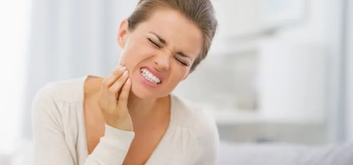 Ihr Zahnarzt kann Ihnen bei überempfindlichen Zähnen nach dem Home-Bleaching mit Kaliumnitrat-Gelen oder einem farblosen Fluoridlack weiterhelfen.