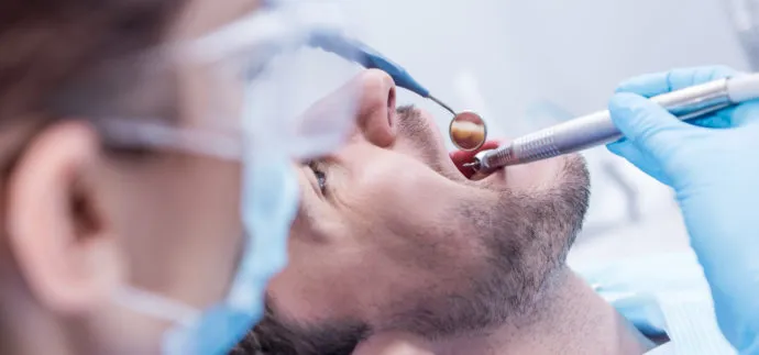 Home-Bleaching ist nicht für jeden geeignet. Zähne und Zahnfleisch sollten vollständig gesund sein.